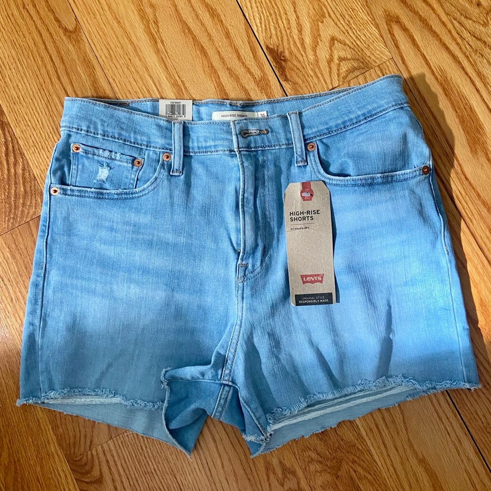 Brand new LEVI’s high-rise shorts!